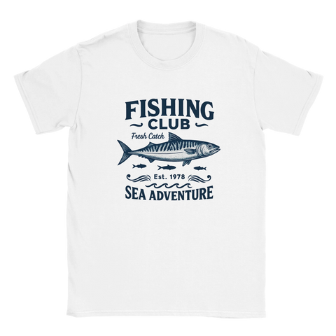 T-shirt med vintageinspirerat fiskemotiv och texten Fishing Club Sea Adventure – perfekt för sportfiske, havsfiske och båtliv
