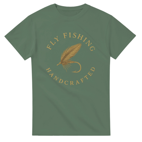 Grön t-shirt med elegant guldfärgad illustration av en fluga och texten "Fly Fishing – Handcrafted"