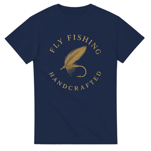 Marinblå t-shirt med elegant guldfärgad illustration av en fluga och texten "Fly Fishing – Handcrafted"