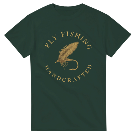 Mörkgrön t-shirt med elegant guldfärgad illustration av en fluga och texten "Fly Fishing – Handcrafted"