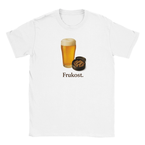 Vit T-shirt med bild av ölglas och snusdosa samt texten “Frukost.”
