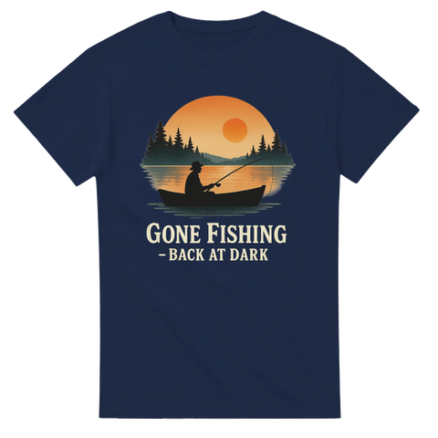 Marinblå t-shirt med silhuett av fiskare i båt mot solnedgång, text "Gone Fishing – Back at Dark"