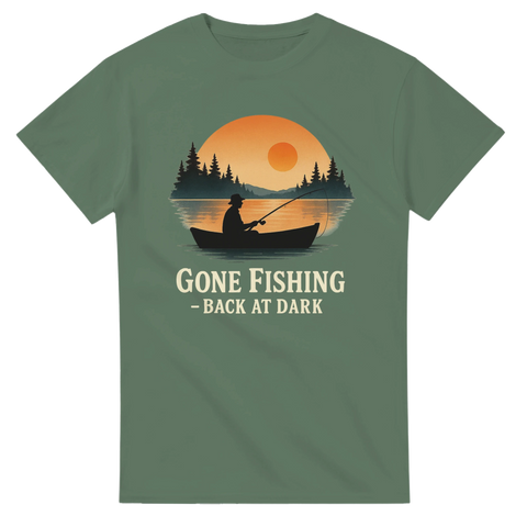 Militärgrön t-shirt med silhuett av fiskare i båt mot solnedgång, text "Gone Fishing – Back at Dark"