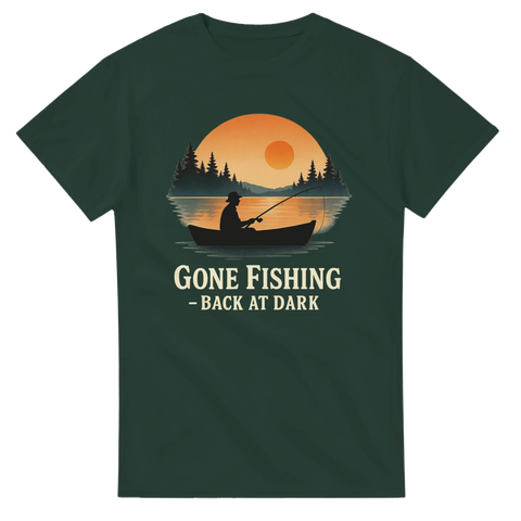 Skogsgrön t-shirt med silhuett av fiskare i båt mot solnedgång, text "Gone Fishing – Back at Dark"