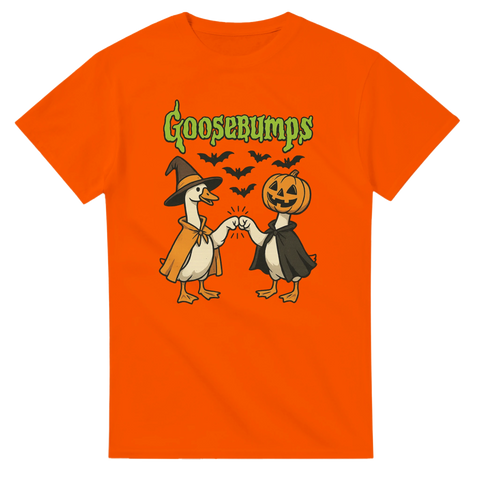 Orange T-shirt med två tecknade gäss i Halloweenkostym och texten “Goosebumps”.