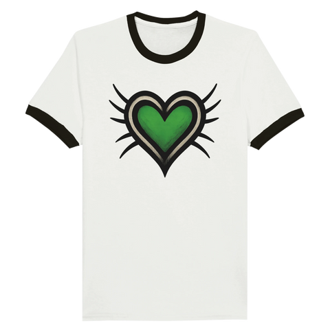 T-shirt med grönt hjärta omgivet av svarta taggar på vit ringer-tröja
