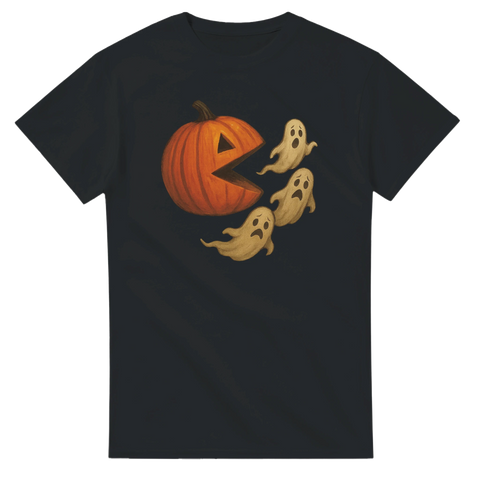 svart T-shirt med halloweenmotiv av en pumpa som jagar tre spöken i Pac-Man-stil
