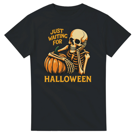 svart T-shirt med skelett som lutar sig mot en pumpa och texten “Just Waiting For Halloween”