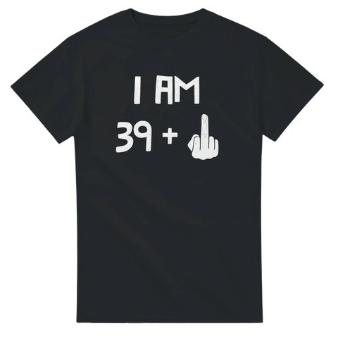 Svart T-shirt med vit text: “I Am 39 +” och en tecknad hand som visar långfingret.