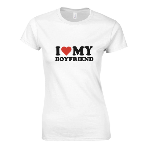 Vit t-shirt med texten I love my boyfriend i svart och rött hjärta