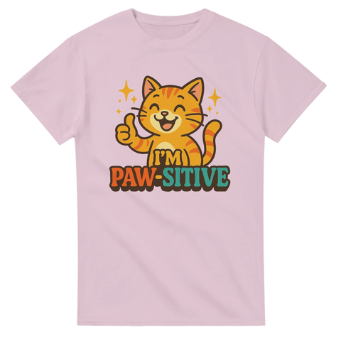 Rosa t-shirt med tecknad leende katt och texten "I'm Paw-sitive" i färgglad stil.