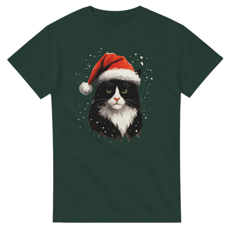 Grön t-shirt med motiv av svartvit katt i röd tomteluva och snöfall
