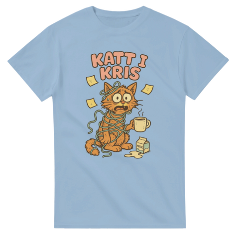 Ljusblå t-shirt med tecknad förvirrad katt omgiven av post-it-lappar, kaffe och snören, text "Katt i kris".