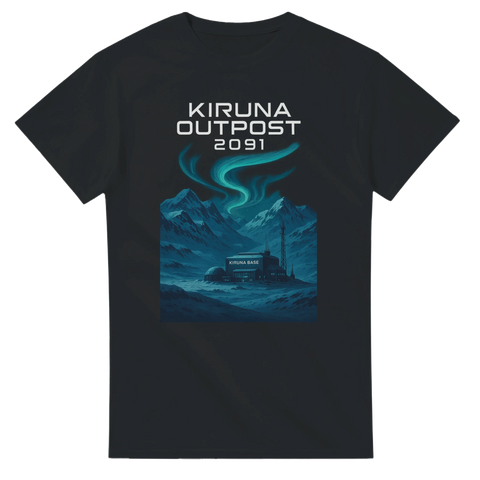 Svart t-shirt med motiv av Kiruna Outpost 2091, futuristisk bas i snöigt bergslandskap med norrsken.