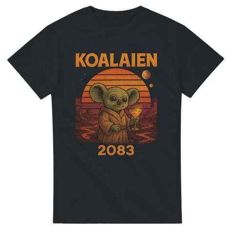 T-shirt med en koala utklädd till rymdvarelse som håller en drink framför en röd solnedgång, med texten "Koalaien 2083".