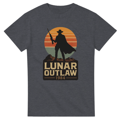 T-shirt med designen Lunar Outlaw 1984, siluett av rymdcowboy framför retro solnedgång i orange nyanser.