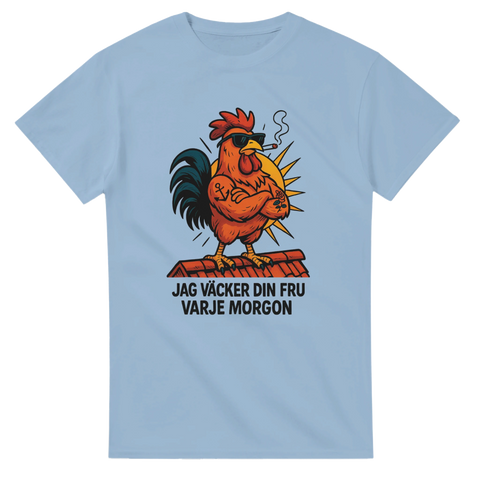 Ljusblå t-shirt med tecknad tupp i soluppgång, muskulös och rökandes, med texten "Jag väcker din fru varje morgon"