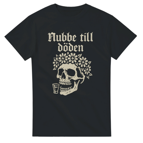 Svart t-shirt med dödskalle, blomsterkrans och ett snapsglas. Texten "Nubbe till döden" i gotisk stil ovanför motivet.