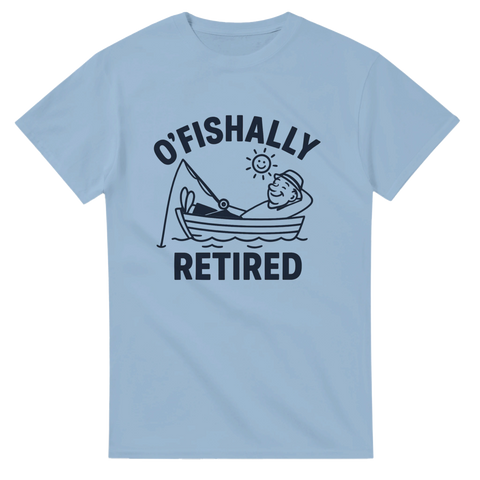 Lujsblå t-shirt med tecknad figur som fiskar från båt, texten "O’fishally Retired" i lekfull stil