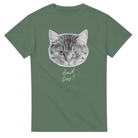 Grön t-shirt med missnöjd katt – perfekt för dåliga dagar eller sarkastisk humor