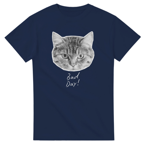 Mörkblå t-shirt med missnöjd katt – perfekt för dåliga dagar eller sarkastisk humor