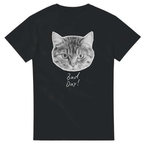 Svart t-shirt med grå kattansikte och texten “Bad Day!”