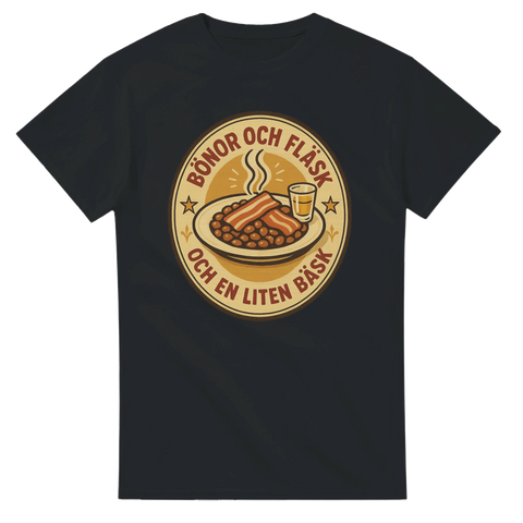 Svart t-shirt med illustration av bönor, fläsk och en snaps, omgiven av texten "Bönor och fläsk och en liten bäsk".