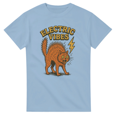 T-shirt med orange katt som ser elektrifierad ut och texten "Electric Vibes"