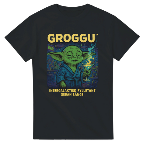 Tecknad grön varelse med drink, text "Groggu – intergalaktisk fylletant sedan länge", t-shirtmotiv