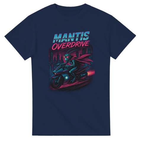 T-shirt med motiv av en motorcykelhjälte i neondräkt och texten "Mantis Overdrive" i retrostil.