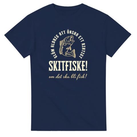 Marinblå t-shirt med texten "Skitfiske! – om det ska bli fisk" och illustration av en fiskare med krok