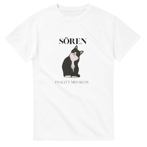 Vit t-shirt med svartvit katt och texten “Sören – En katt med klös”