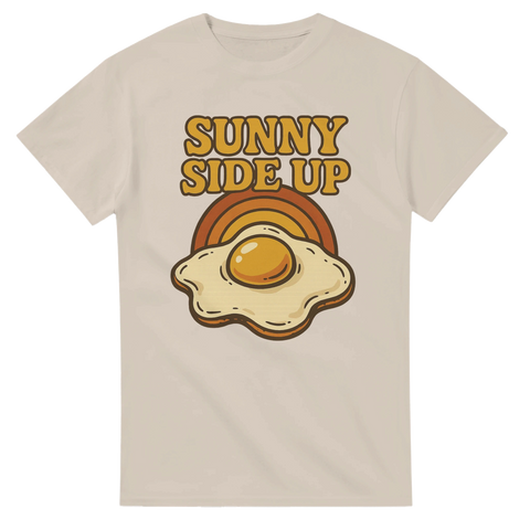 T-shirt med retrodesign av ett stekt ägg och texten "Sunny Side Up" mot en soluppgång i orange toner.
