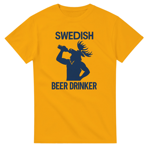 Gul T-shirt med blå siluett av en älg som dricker öl och texten “Swedish Beer Drinker”.