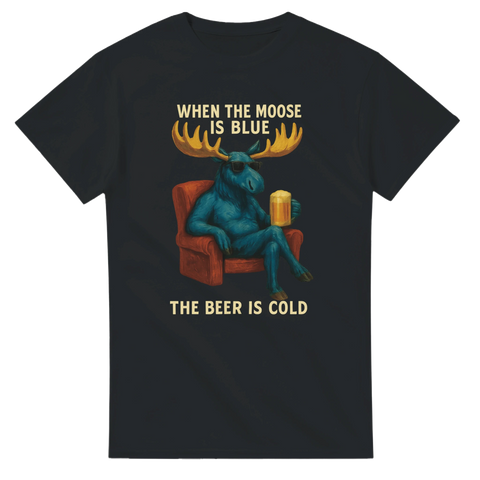 Svart T-shirt med motiv av en blå älg som sitter i fåtölj med en öl och texten “When the Moose is Blue the Beer is Cold”.