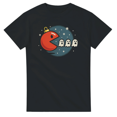 svart T-shirt med motiv av en röd julkula i Pac-Man-stil som jagar tre vita spöken
