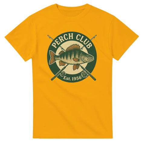 Gul t-shirt med vintagebadge av abborre, text "Perch Club – Est. 1956" med korslagda fiskespön
