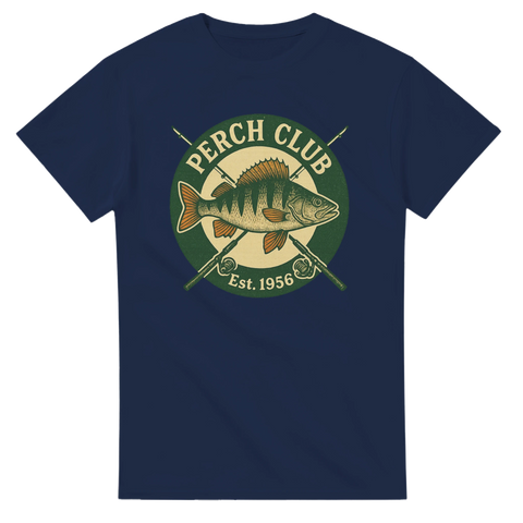 Marinblå t-shirt med vintagebadge av abborre, text "Perch Club – Est. 1956" med korslagda fiskespön