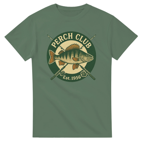 Militärgrön t-shirt med vintagebadge av abborre, text "Perch Club – Est. 1956" med korslagda fiskespön
