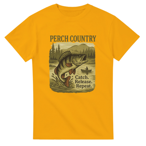 Gul t-shirt med abborre som hoppar framför skogssjö, text "Perch Country – Catch. Release. Repeat."