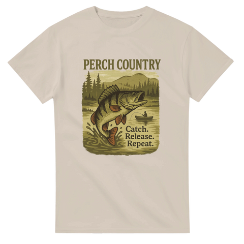 Sandfärgad t-shirt med abborre som hoppar framför skogssjö, text "Perch Country – Catch. Release. Repeat."