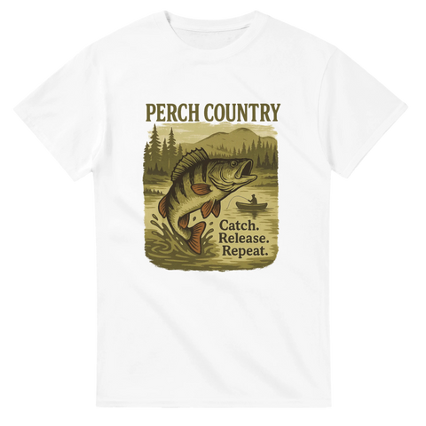 Vit t-shirt med abborre som hoppar framför skogssjö, text "Perch Country – Catch. Release. Repeat."