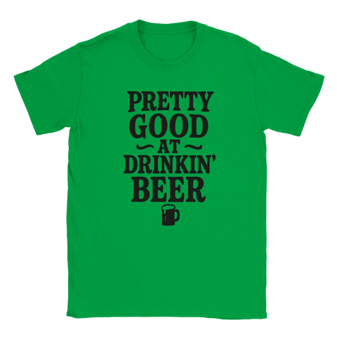 T-shirt med texten Pretty Good at Drinkin’ Beer och ett svart ölglas