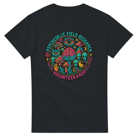 T-shirt med färgstark psykedelisk design: aliens, svampar, öga och texten "Psychedelic Field Research – Volunteer #420".