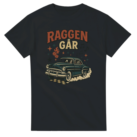 T-shirt med motiv av raggarbil, rök, stjärnor och texten “Raggen går”