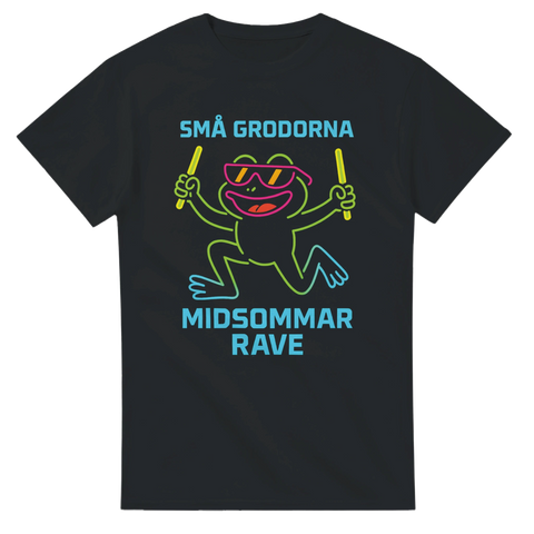 T-shirt med neonfärgad groda som håller glowsticks, texten "Små Grodorna Midsommar Rave" i blå och rosa neonstil.