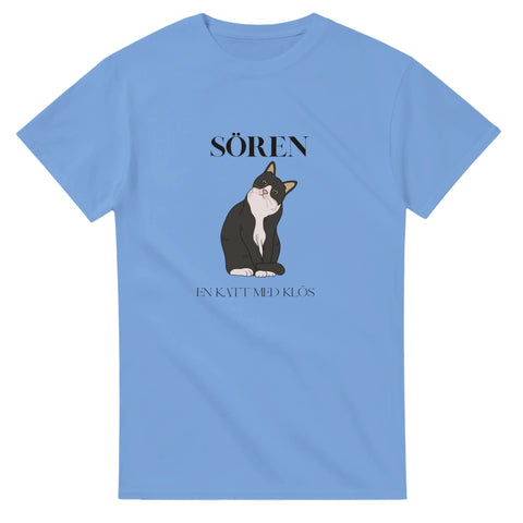 Elegant t-shirt med tecknad katt och stilren typografi