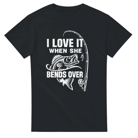 Svart t-shirt med vitt tryck: fisk, spö och texten "I love it when she bends over" med dubbeltydig humor