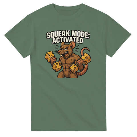T-shirt med tecknad råtta som flexar muskler och håller ostbitar, texten "Squeak Mode: Activated" ovanför