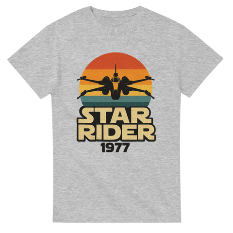 Grå t-shirt med motivet Star Rider 1977, visar ett rymdskepp i siluett framför en solnedgång i retrostil.
